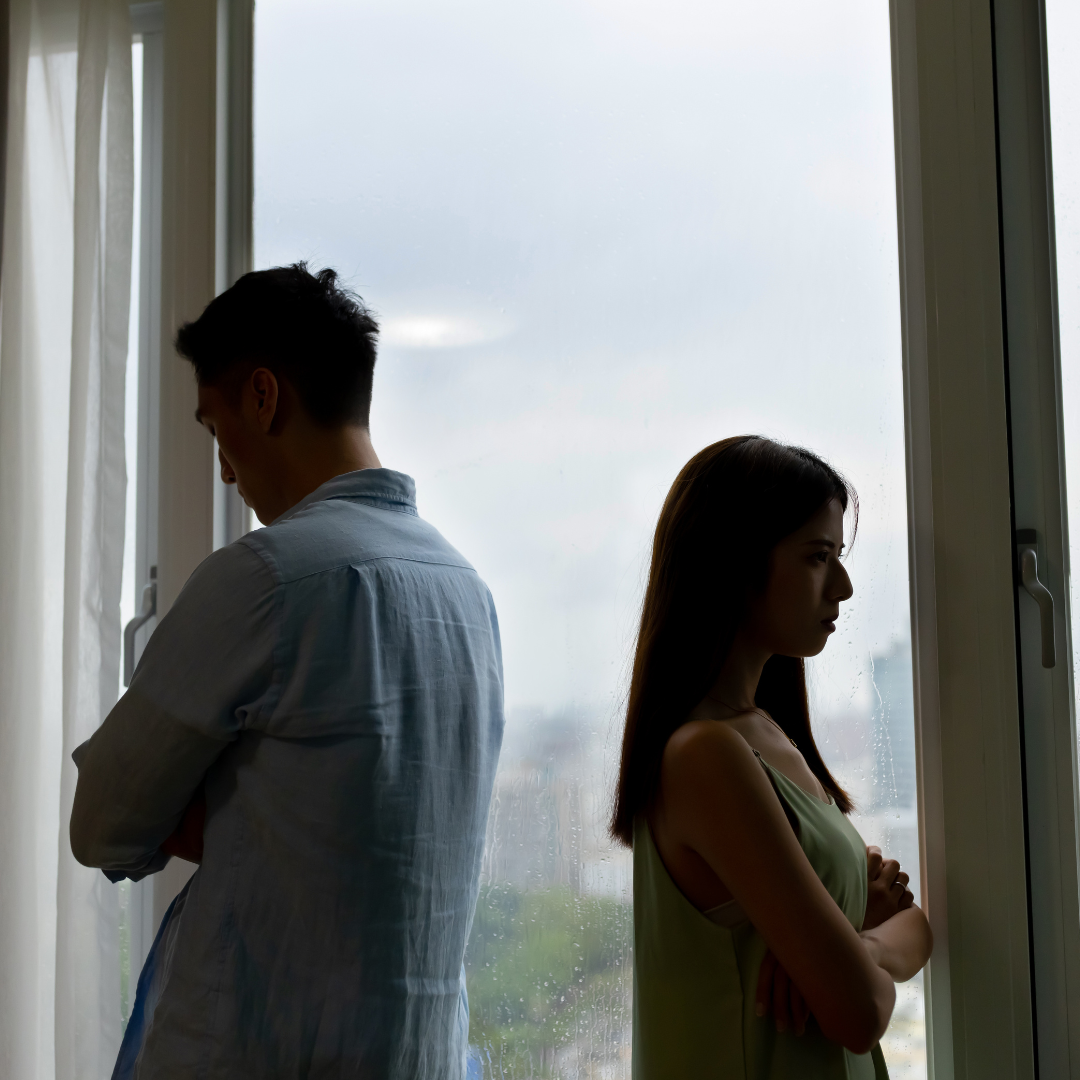 Relaciones en la era digital: Micro-infidelidades, ghosting y love bombing.