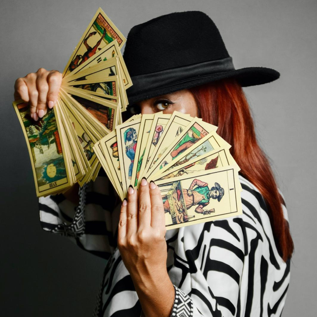 Noche de tarot y vino: Conecta con tu intuición al son de la música